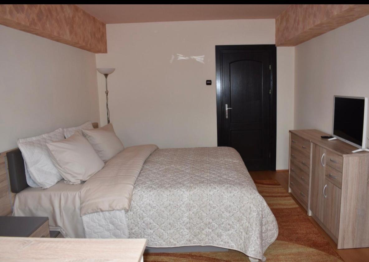 Central Apartment 4 Rooms Brasov Bagian luar foto